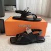 Donne di alta qualità Sandals genuino sandali in pelle Luxury Designer Slifori classici in metallo Classa in metallo Flat estivo Flat Cash Crass Cinghia Scarpe da spiaggia Slingback Beach