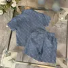 Nuove tracce per bambini Designer Designer Abbigliamento taglia 90-160 cm Decorazione a catena in metallo camicia a maniche rotonde a collo rotondo e pantaloncini di jeans 24 maggio