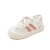 Sneakers TS Childrens Web Shoes 2024 Summer New Korean Edition Boys Sports Sandals Girls Little White Kindergarten inomhus H240513