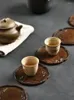 Plateaux de thé porte-tasse cuivre à la main