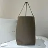 Designer Baghe Row Bag äkta läder stor kapacitet minimalistisk design fredlig och naturlig rese crossbody väska crossbody väska axelväskor hink väska 10a väska