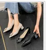 Sapatos de festa sapatos de estilista de bloqueio sapatos grossos de salto alto fêmea fêmea macia e pontiaguda