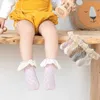 Chaussettes pour enfants Children coréen Chaussettes de princesse florale douce et à la mode bébé tube moyen pour bébé et tout-petit chaussettes occasionnelles D240513