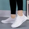 Chaussures décontractées Sandales en cuir féminin 2024 Printemps et été blanc Tenis de sneaker plat de style fée-match blanc et d'été