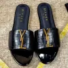 Lüks tasarımcı kadın terlik sandalet yaz ayakkabıları slaytlar fi deri geniş düz topuklu plaj sanal siyah beyaz golf kutu boyutu 35-42 n29o#