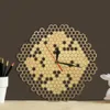 壁の時計ミツバチとハニカム天然木製の壁時計六角形の壁アートウッドビーハニー現代の木製時計室の装飾ウォッチ