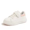 Sneakers dziecięce buty do krykieta wiosna i jesień nowe chłopcy dziewczęta szkolne spektakl Little White Korean Edition Middle Big Top Sofe Sole Sole Casual SH H240513