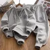 Kleding sets jongens sweatshirts broek kinderen pakken 2 stks/set cotton 2024 kaki lente herfst jogging pak tieners kinderen