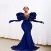 2021 Modest Velvet Royal Blue Mermaid Prom Dresses Plus Size Ruffles Crystal Beads Cap Hylsa Eleganta formella aftonklänningar Vestido de N 214X