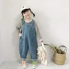 Kläder sätter barns koreansk stil 2024 Autumn baby casual denim rem byxor jumpsuit jeans