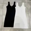 基本的なカジュアルドレスデザイナーブランド2024夏の新しいフレンチスパイシーガールV字型メタルブラックタンクトップドレス、女性のスリムフィット、ルック、ヒップラップショートスカート5m1s