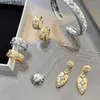 Charm Bracelets Italien Luxusmarke Clover Designer Armband Armreifen Ohrringe Ringe Halskette Schmuck Set handgefertigtes Palaststil hohl 18k Gold Bastelring Halsketten b