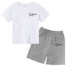 Eenvoudige bedrukte kinderen Summer Fashion Casual T -shirt Suits 2024 Style Letter Patroon oneck shorts 2Pieces Set 240511