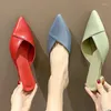 Hausschuhe Frauen elegante Mules Frau lässig 2024 Damen Low Heels Mode weibliche spitze Zehenschuhe Frauen Süßigkeiten Farben Schuhe Schuhe