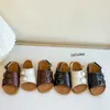 Сандалии корейская версия детских кожаных сандалий летние ботинки для мальчиков и девочек деревянные отруби подняли одну линию ребенка с открытым пляжем на пляж H240513