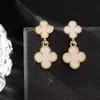 Lätt att bära örhängen när älskare träffar små och snygga smycken färglösa fyra bladgräsörhängen för kvinnors utsökta fashionabla med vanliga vanlig örhängen