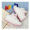 Jeune femme blanc rose rose chaussures occasionnelles filles filles mignons baskets