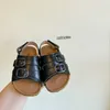 Сандалии корейская версия детских кожаных сандалий летние ботинки для мальчиков и девочек деревянные отруби подняли одну линию ребенка с открытым пляжем на пляж H240513