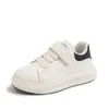 Sneakers dziecięce buty do krykieta wiosna i jesień nowe chłopcy dziewczęta szkolne spektakl Little White Korean Edition Middle Big Top Sofe Sole Sole Casual SH H240513