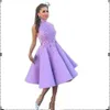 Lekkie fioletowe sukienki o domu wysokiej szyi 2022 bez rękawów koronkowe satynowe satynowe herbatę krótką imprezową suknię balową aplikacje niestandardowe MDAE 320G