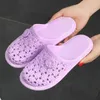 Chaussures décontractées Femmes à la maison Sandales enveloppées Foot Hollow Trou silencieux Anti-slip Lazy People Fashion Mode Ouster Wear Slippers Summer