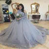 2021 бальное платье Роскошное серебряные серо -серые платья Quinceanera. Полученные с длинные рукава цветы