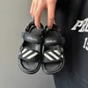 Sandalen zachte Soled Black Boys Sports Sandals Anti Slip voor van middelbare leeftijd en oudere kinderen strandschoenen 2024 Zomer nieuwe schoentrend H240513