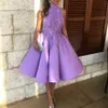 Lekkie fioletowe sukienki o domu wysokiej szyi 2022 bez rękawów koronkowe satynowe satynowe herbatę krótką imprezową suknię balową aplikacje niestandardowe MDAE 320G