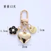 Diseñador Keychains para mujeres Cadena de llaves Billetera Corazón Luxury Camellia sinensis Accesorios de llaves Marcas de pulsera 2 Color