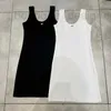 基本的なカジュアルドレスデザイナーブランド2024夏の新しいフレンチスパイシーガールV字型メタルブラックタンクトップドレス、女性のスリムフィット、ルック、ヒップラップショートスカート5m1s