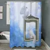 Cortinas de chuveiro nobre branco puro de paz em uma moldura de prata contra cortina de fundo azul brilhante com ganchos