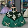 2024 Robes de quinceanera sexy Robe de bal Veet vert foncé sur l'épaule appliquée en dentelle en or