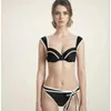 Costumi da bagno femminile a due pezzi triangoli bikini costumi da bagno femminile collezione di supporti in acciaio coreano in bianco e nero da bagno in bianco e nero j240510