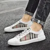 Chaussures de planche pour hommes printemps et été nouvelles petites chaussures blanches pu patchwork plaid tissu de surface à la mode chaussures de sport à la mode