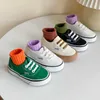 Zapatillas de lona para bebés coreano Sneakers Primavera y otoño Nuevos niños casuales para un pie para niños Tablero de niños Kindergarten White H240513