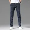 Мужские джинсы мужчины Slim растягиваются много карманные грузовые брюки модные дизайнер уличной одежды скинны мужской джинсовой брюки. Одежда Blue Black