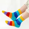 Chaussettes pour enfants 5 paires / lot de chaussettes arc-en-ciel pour enfants printemps et automne coton coton mignon 7 couleurs arc-en-ciel à rayures et filles SOCKS SPORTS 1-12 D240513