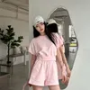 Två stycken Set Women Designer Awang Summer New 3D präglad bokstav kantning t -skjorta kvinnor hög midja kort topp elastisk midja shorts