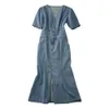 2023 Summer Ny midja bantning och elastisk V-ringning Modern denim Pure Cotton Fashion Dress F51378