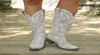 Boots Roman Cowboy pour femme Blanc Broider Cowgirl occidental Botas en cuir strass de midcalf High Boties Casual Ladies Chaussures 2459598