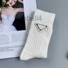Designer Socks for Men Women Bawełniany oddychający skarpetka z skórzanym metalowym kawałkiem TB0L