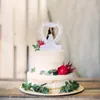 Fleurs décoratives gâteau de gâteau mariée et marié couple romantique avec une forme de coeur
