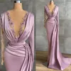 Nieuwe elegante satijnen zeemeermin avondjurken met lange mouwen Deep V Neck Lace Appliqued Prom Party Jurken Arabisch Aso Ebi Ruched Sweep Tra 3124