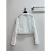 Zweiteiliger Kleidungsdesigner 24 Sommerprodukt kleine duftende Windspitze Kamelien Pailletten Halbrockmantel weiße Set für Frauen WD7T