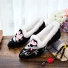 Casual schoenen Veoowalk Winter vrouwen Warm Faux Fur Smand Pointy Teen Flat Black Wit Pink Chinese geborduurde comfortabele slip op Ballets