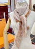 Schals 110 cm Seidenkaschmirschalel Frauen Handgerollte Schals l Buchstaben Druckquadratschalte Wraps Lady Bandana Big Hijabs Weibliche Ton Khaki