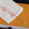 Браслет-дизайнер с четырьмя листьями клевер-розовый браслет-звезда Internet Red с теми же дизайнерскими украшениями для женщин, чтобы дать браслеты