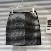 Saias 2024 Summer Catwalk Celebridade pesada Indústria Black Short for Women Square Rhinestone Girl Hip Mini Skirt