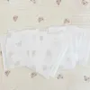 Bibs Burp Tissu un paquet de 50 dossiers jetables sans encombrement alimentant bave des verres à absorber les serviettes de salive parfaites pour les restaurants et les voyages D240513