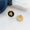 Estudação de estojo de estoque de moedas da cabeça feminina clipe de brincos Botão redondo de ouro fosco sem piercing para mulheres clipes de ouvido jóias j240513